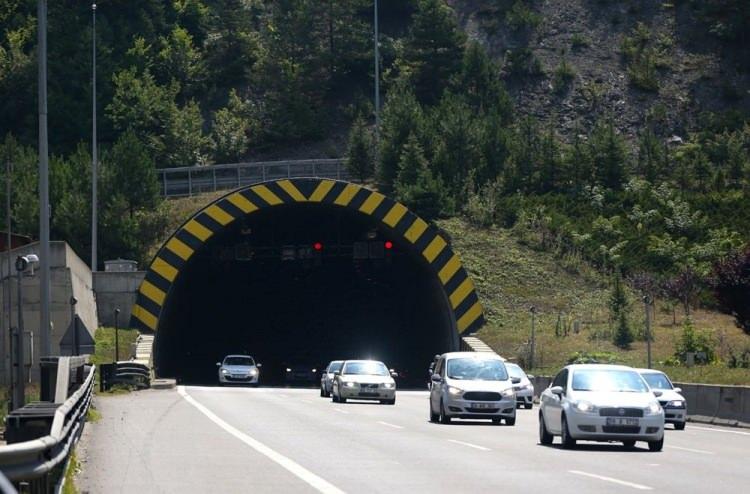 <p>Otoyolun Bolu kesiminde ise Gerede-Karadeniz bağlantı yolu, Yeniçağa ve Köroğlu rampaları, Abant ve Elmalık mevkisi ile Bolu Dağı Tüneli'nde dönüşe geçen tatilciler nedeniyle trafiğin normalin üzerinde olduğu görüldü.</p>
