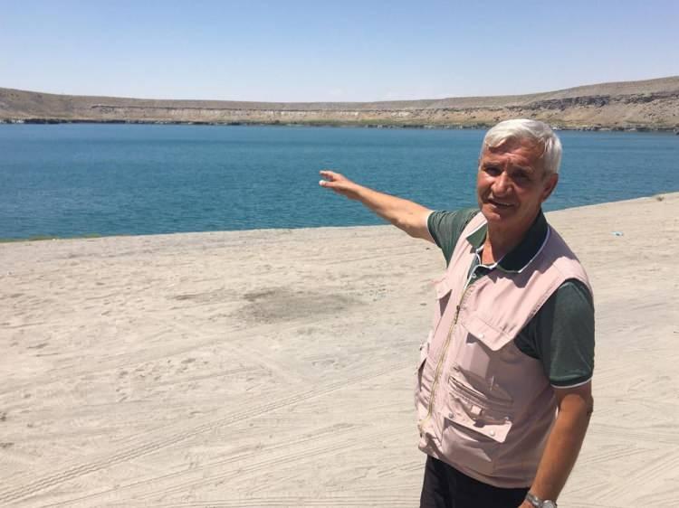 <p>‘YERALTI SULARI ÇEKİLİYOR’</p>
<p>TEMA Vakfı'nın gönüllü temsilciliğini yapan Musa Ceyhan, gölün 6-7 metre kadar çekildiğini belirterek şöyle devam etti: ''Buraya yurtiçinden ve yurtdışından turistlerimiz geliyor. </p>