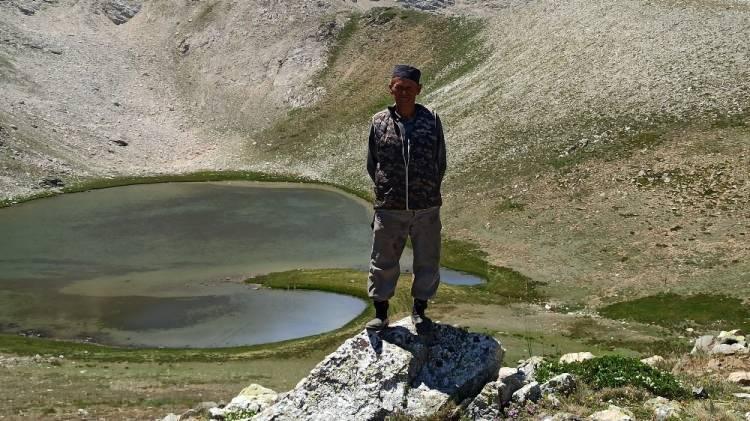 <p>Uludağ’ın eteklerindeki Mürseller köyünden ilk baharla birlikte koyunlarını alarak Uludağ’ın buz gibi pınarlarının aktığı Yedi Göller Mevkiine gelen Gülbak, kışa kadar burada hayvanları ile birlikte kalıyor. Yaklaşan kurban bayramı öncesi yetiştirdiği tüm kurbanlıkları aylar öncesinden alıcı bulan Efe dayı geri kalan zamanda koyunlardan sağdığı sütü ve bu sütten mayaladığı yoğurdu satarak geçimini sağlıyor.<br />
 </p>
