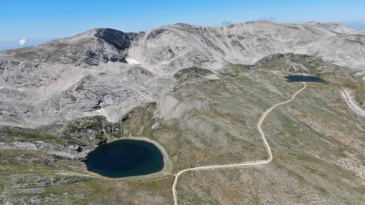 <p>2543 metre yükseklikteki zirvenin hemen arkasında kalan saklı güzellikler drone ile havadan görüntülendi.<br />
Kış mevsiminde olduğu kadar yaz aylarında da görülmesi gereken Uludağ’da buzul çağından kalan 4 aktif yedi göl doğal güzellikleriyle görenleri hayran bırakıyor.</p>
