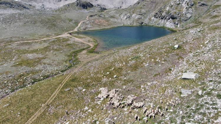 <p>Yeryüzüyle gökyüzünün birleştiği noktada bembeyaz bulutların arasında saklanan dipsiz göl diye bilinen Karagöl, 2290 metre yükseklikte büyük zirvenin hemen gerisinde bulunuyor</p>

