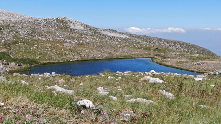 <p>Derinliği daha önce tüplü dalış yapan uzman kişilerce de ölçülemediği için dipsiz adı verilen Karagöl yaz aylarında masmavi görüntüsüyle Uludağ’ın doğa güzelliklerinin başını çekiyor.</p>