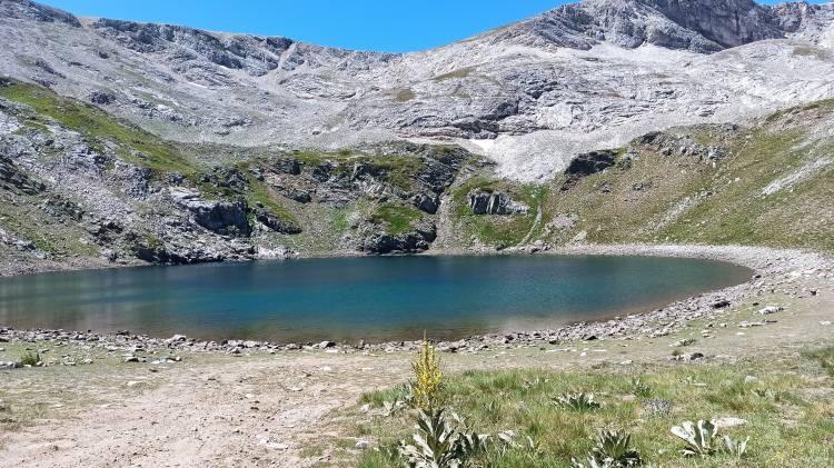 <p>Karagöl’ün hemen yukarı kısmında iki ayrı tepenin arasında Kilimli ve Aynalı Göl bu iki gölün üzerinde de Aynalı Göl bulunuyor. Bölgede yaz aylarında kuruyan Heybeli Göl ile birlikte iki ayrı göl bulunuyor.</p>
