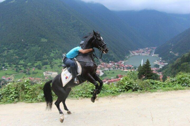 <p>Türkiye'nin dünyaca ünlü turizm merkezlerinden biri olan Trabzon'un Çaykara ilçesindeki Uzungöl'de atlı jandarma timi göreve başladı. Uzungöl'e gelen yerli ve yabancı turistler atlı jandarma timini karşılarında görünce büyük şaşkınlık yaşıyor.</p>

<p> </p>
