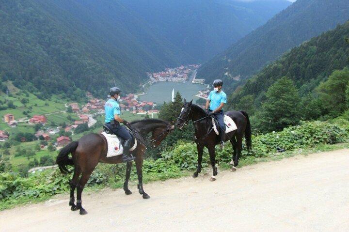 <p>Uzungöl Mahalle Muhtarı Mehmet Öztürk de, atlı jandarma timinin Uzungöl'e çok güzel bir canlılık getireceğini dile getirerek “Pandemiden dolayı Uzungöl'de turizm potansiyeli düştü. Gelen turistlerde atlara büyük ilgi gösteriyor" diye konuştu.</p>
