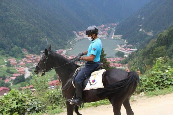 <p>"Atlı jandarma timi Uzungöl'e doğallık katıyor"<br />
<br />
Uzungöl'de esnaflık yapan Resul İnci ise atlı jandarma timini görünce mutlu olduklarını kaydederek, “Devletimizin bize verdiği değeri gördük. İçişleri Bakanlığımıza, Jandarma Genel Komutanlığı ve JAKEM'e sonsuz teşekkürlerimizi iletiyoruz. Gelen turistlerin ağırlanması konusunda bir yanlışlık yaşanmaması için uğraştıklarını gördüğümüz için çok mutlu oluyoruz. Devletimizden ve askerimizden gurur duyuyoruz. Görsellik olarak buraya çok büyük bir doğallık katıyorlar. İnsanların hayvan sevgisi var. Özellikle Türklerde at sevgisi çok fazla. At gördüğümüzde eski anılar canlanmış gibi oluyor. Seviniyoruz. Burada olmaları bizim için çok önemli. Jandarma ekipleri her zaman yanımızdalar" ifadelerini kullandı.</p>