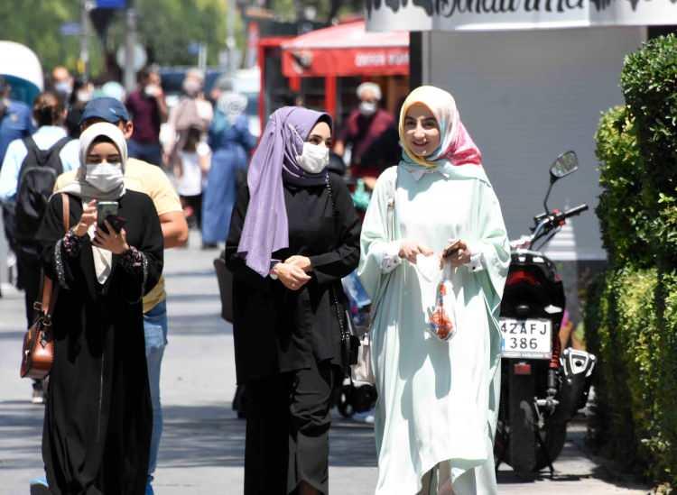 <p>Konya'da vaka sayısındaki artış nedeniyle tedirgin olduklarını belirtenler ise "Kimse kurallara uymuyor. Bizim maskemiz takılı olmasına rağmen gezerken tedirgin oluyoruz. İnsanlar biraz daha dikkatli olmalı. Bayramda da misafirliğe gitmeyip, misafir kabul etmeyeceğiz. Bu sene bayramlar böyle geçsin. İnsanların sağlığı daha önemli" dedi.</p>