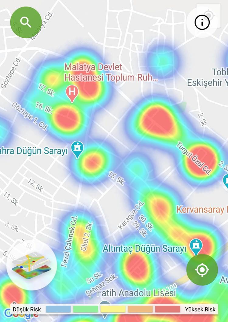 <p>Sesli uyarılar da yapan drone sokağa maskesiz çıkanları belirlerken, polis para cezası uyguluyor.</p>