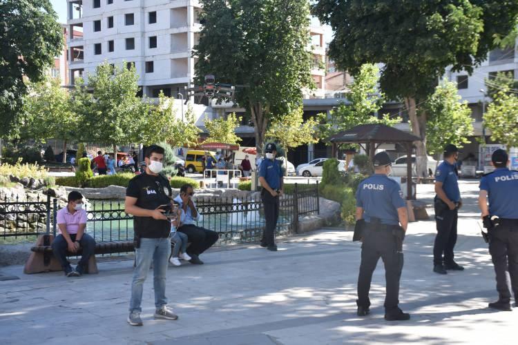 <p> Hasta sayılarından da anlaşıldığı üzere artık neredeyse hepimizin çevresinde en az bir tane koronavirüs hastalığına yakalanmış veya geçirmiş bir tanıdığımız var.</p>