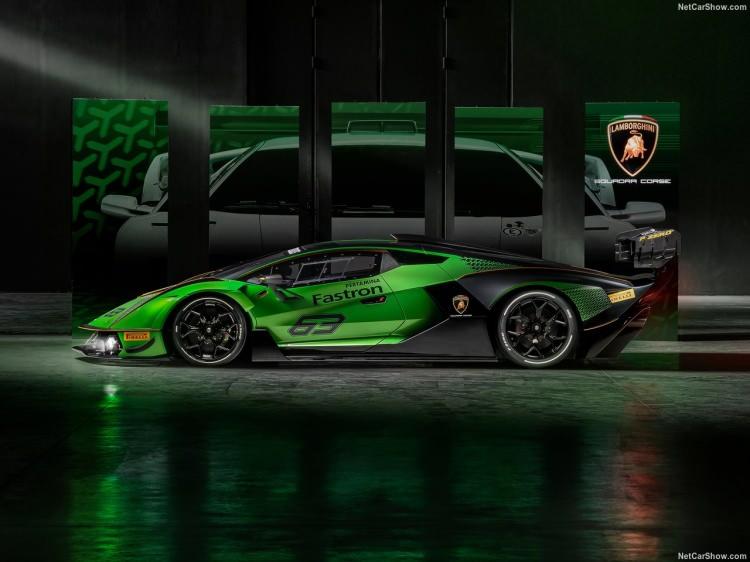 <p>Essenza SCV12, Squadra Corse'un kuruluşundan bu yana Sant'Agata Bolognese'nin tüm yarış otomobillerini tasarlayan Lamborghini Centro Stile'in yaratıcı çalışmasının sonucu olarak ortaya çıkmış. Otomobil Lamborghini Squadra Corse ortaklarının logoları olan Pertamina, Pirelli ve Roger Dubuis imzalarını taşıyor.</p>