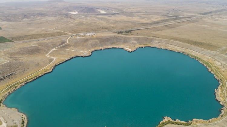<p>300 metreden fazla bir derinliği sahip olduğu bilinen göl, bu özelliğiyle Türkiye’nin 1'inci dünyanın ise en derin 3'üncü gölü olduğu belirtiliyor. Magnezyum sülfat zengini olan gölün suyunun acı ve tuzlu olması nedeniyle gölde yaşayan bir canlı bulunmuyor. Ancak göl birçok kuş türüne ev sahipliği yapıyor. </p>