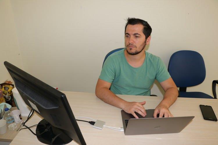 <p> Gaziantep Üniversitesi (GAÜN) Teknopark'ta faaliyet gösteren yazılımcı bir grup üniversitelinin geliştirdiği mobil uygulamalar, akıllı telefonlarına indiren 134 ülkeden 100 bini aşkın kullanıcının günlük yaşamlarına ve sorunlarının çözümlerine kolaylık sağlıyor. </p>
