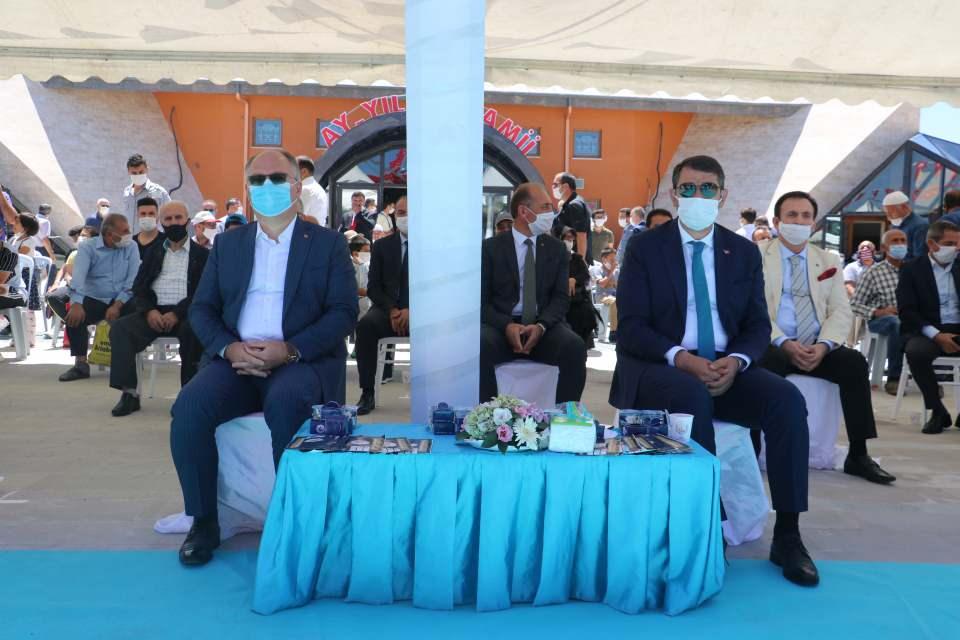 <p>Allah kendisinden ve emek veren herkesten razı olsun. Bu kavuşmanın sevincini yaşadığımız şu günlerde Sultan Şehir Sivas’ımızda da hem işlevselliği hem de mimarisiyle göz alıcı bir güzelliğe sahip olan Ay Yıldızlı caminin ibadete açılıyor olması bizleri ve hemşerilerimizi ziyadesiyle memnun etmektedir. Şanlı bayrağımızın Ay Yıldızlı motifleriyle inşa edilmiş olan bu cami mimarisiyle gelecek nesillerimize miras bırakabileceğimiz nadide bir eser olacaktır.</p>