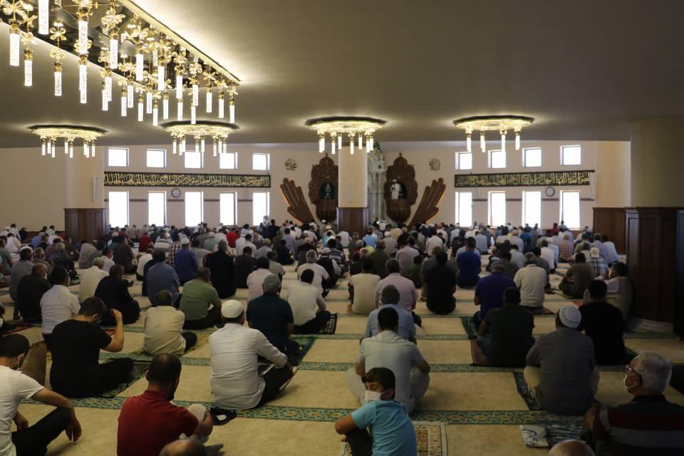 <p> Nasıl İstanbul dendiğinde Ayasofya akla geliyor, Ankara dendiğinde Kocatepe, Bursa dendiğinde Ulu cami geliyorsa Sivas’ımızda yine Ulu camimiz var bundan sonra bir de Ay yıldız cami akla gelecek. </p>