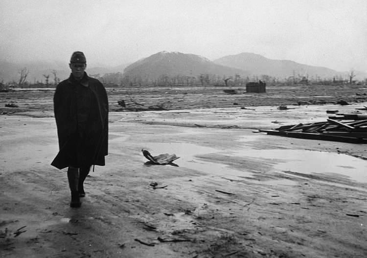 <p>Saldırıdan tam bir ay sonra, Eylül 1945’te felaketin yaşandığı bölgedeki yürüyen bir Japon askeri.</p>
<p> </p>