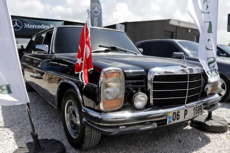<p>Çeşitli illerden gelen Mercedes tutkunları, 200'den fazla aracın katılımıyla Hatay'ın merkez Antakya ilçesinde gerçekleştirilen etkinlikte bir araya geldi.</p>

<p> </p>
