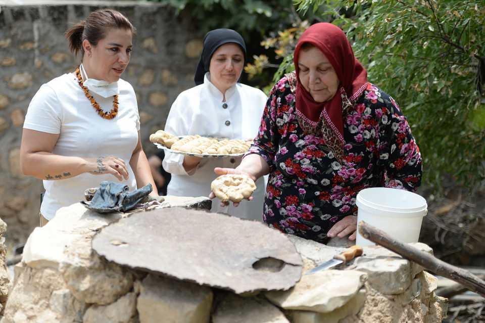 <p>Mardin'de üretimi yeniden canlandırılan, Mezopotamya'nın en eski buğday tohumu "Sorgül" kadınların elinde tandır ekmeğine dönüştü.</p>
