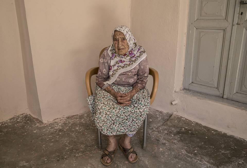 <p>İlçede yaşayan 100 yaş ve üstü kadınlar, yılların getirdiği "ağır yüke" rağmen yüzlerinden tebessümü eksik etmiyor.</p>

<p> </p>
