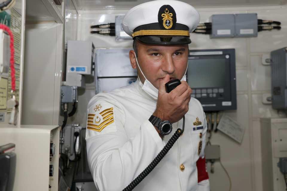 <p>Kurban Bayramı'nda, Aksaz Deniz &Uuml;ss&uuml; Limanı'na demirleyen TCG Kaş Karakol Gemisi, milli imkanlarla &uuml;retilen sistem, cihaz ve yazılımla &ouml;n plana &ccedil;ıkıyor. Bahriyeliler, yerli imkanlarla donatılan gemide, gece g&uuml;nd&uuml;z elleri tetikte bekliyor. Bir disiplin i&ccedil;erisinde hareket eden askerler, vatan sevgisiyle g&ouml;revlerini en iyi şekilde yapmaya &ccedil;alışıyor.</p>

<p>&nbsp;</p>
