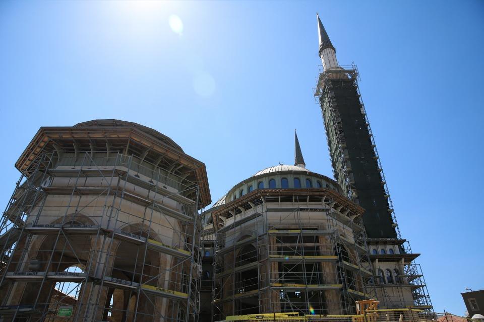 <p><strong>Şerefelerin 2'si tamamlandı </strong></p>
<p>Öte yandan 61 metre yüksekliğindeki 2 minarede çalışmalar tamamlanıyor. Minarelerde bulunan 4 şerefenin 2'si tamamlandı. Şerefelerin tamamlanmasının ardından minarelere kurulan iskele de sökülecek.</p>
