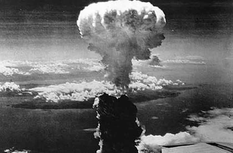 <p><strong>"Şeker bile yiyemez kağıt gibi yanan çocuklar"</strong></p>
<p>Tüm bu ünlüler arasında Nazım Hikmet’in Hiroşima’ya olan hassasiyeti ise Japon halkının gönlünde ayrı bir yer edindi. Şairin, atom bombasıyla 7 yaşındayken öldürülen bir kız çocuğunun on yıl sonraki barışa çağrısını anlatan ‘Kız Çocuğu’ adlı şiiri, Hiroşima’daki anma törenlerinde defalarca okundu ve aynı zamanda şiir birçok sanatçı tarafından bestelenerek seslendirildi.</p>
<p>Zülfü Livaneli Nazım Türküsü’nde, Fazıl Say ise Nazım Oratoryosu’nda bu şiir üzerine yaptıkları besteye yer verdiler. Bu besteler daha sonra Funda Arar tarafından seslendirildi. Felaketle ilgili Bulutsuzluk Özlemi’nin de bir şarkısı bulunuyor.</p>
<p>Uluslararası müzik piyasasında da yankı uyandıran Nazım Hikmet’in bu şiiri, Pete Seeger, Chitose Hajime, This Mortal Coin ve The Byrds tarafından yorumlanarak albümlerdeki yerini aldı. Japonca’ya da çevrilen şiir, Japon işçi sınıfını ve savaş karşıtı kesimi 60’lı yıllar boyunca etkilemeye devam etti.</p>
