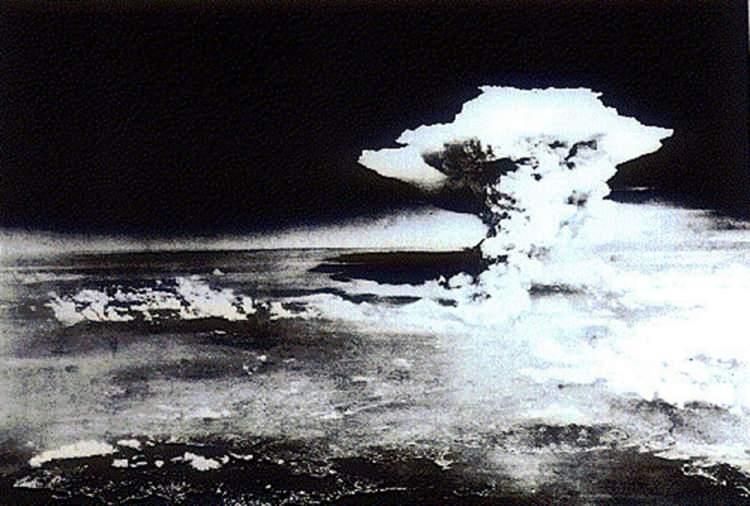 <p>Atom bombası patladıktan 30 saniye sonra bombayı bırakan uçak olan ‘Enola Gay’ den çekilen fotoğraf.</p>
<p> </p>
