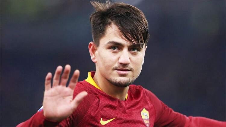 <p>CENGİZ NAPOLİ YOLUNDA<br />
<br />
Serie A ekiplerinden Roma'da forma giyen Cengiz Ünder için bir talip daha çıktı. A Spor'un haberine göre; Napoli, milli oyuncu için harekete geçti ve Roma'ya resmi teklif yaptı. 23 yaşındaki yıldız için 30 milyon euro önerildiği ve Roma'nın kararının beklendiği kaydedildi. Roma'da geçtiğimiz sezon 23 maça çıkan Cengiz, 3 gol attı.</p>
