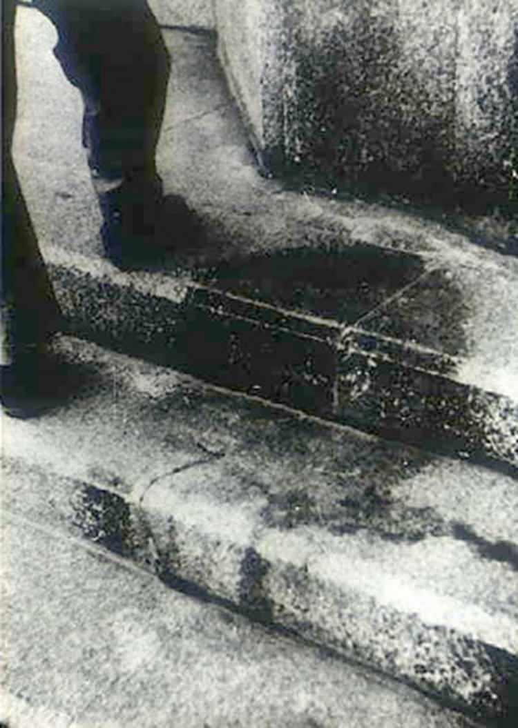 <p>Patlamadan hemen sonra çekilmiş fotoğrafta, merdivenlerde oturan yaşlı bir kadının vücudundan geriye sadece bir ‘gölge’ nin kaldığı açıkça görülüyor. Zavallı kadın ısı ışınının etksiyle bir gölge olarak kaldı.</p>
<p> </p>