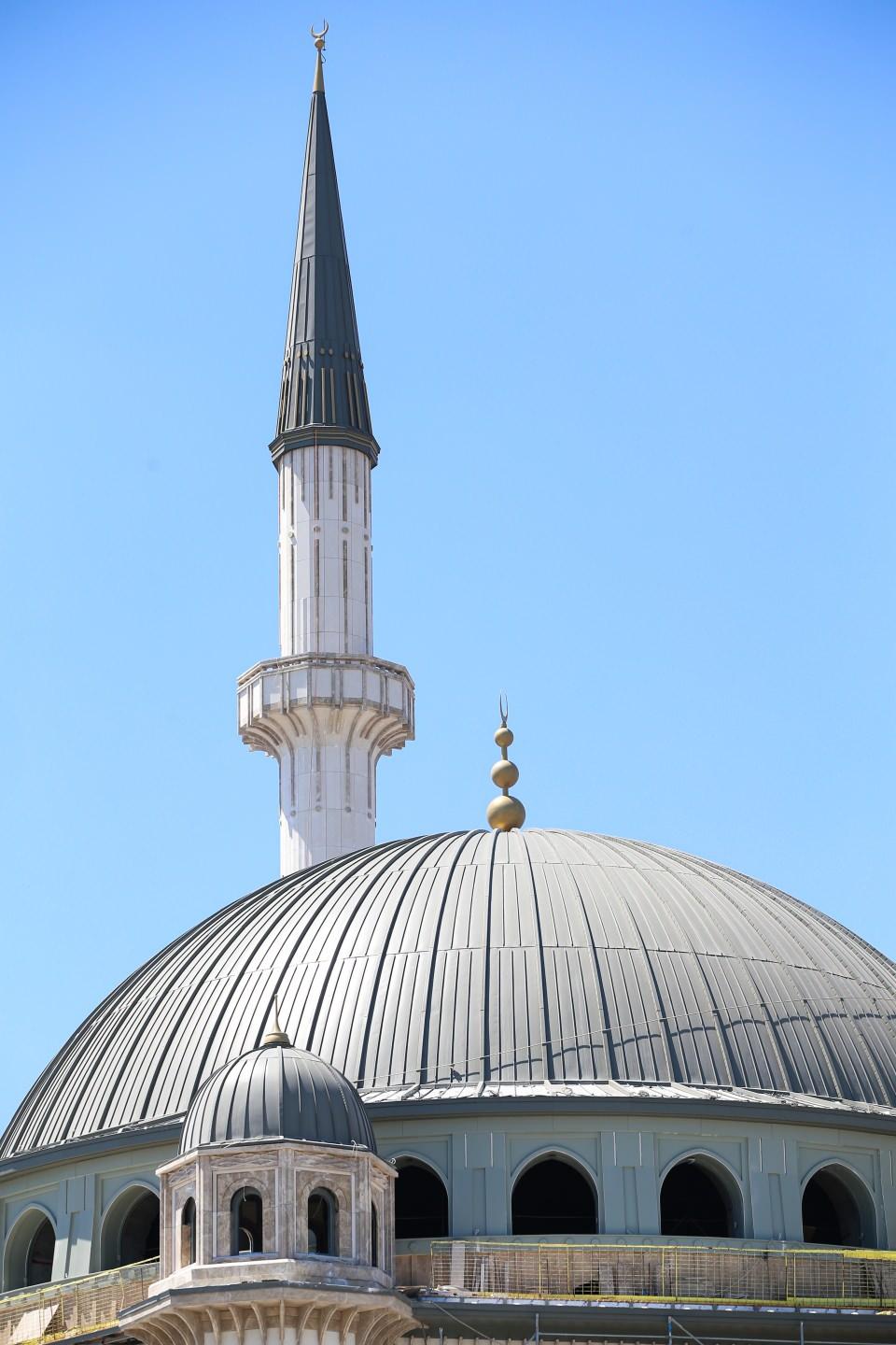 <p>Caminin dış cephesindeki işçiliğin büyük bir kısmı tamamlandı. Caminin içerisindeki imalatlar ise işçiler tarafından sürdürülüyor. Taksim'e yapılan caminin pencereleri işçiler tarafından takılarak tamamlandı. </p>
<p> </p>