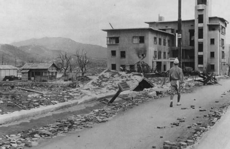 <p>Harabeye dönen Hiroşima sokaklarından bir görünüş.</p>
<p> </p>