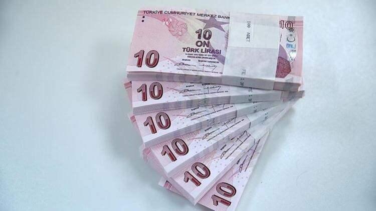 <p><span style="color:#FFD700"><strong>HAFTA TATİLİ VE BAYRAM AYNI GÜNSE...</strong></span></p>
<p>Bayram tatilinin işçinin hafta tatili gününe rastlaması halinde, işçiye ayrıca bir bayram tatili ücreti ödenmiyor, işçi çalışmaksızın sadece bir günlük ücretine hak kazanıyor. Fakat işçinin hafta tatilinde çalıştırılması yasak olduğundan, yukarıdakinin aksine bayram olsa da, işçi onay vermiş bulunsa da çalıştırılmaması gerekiyor. İşverenin aksine bir davranışı idari para cezası ile karşılaşmasına sebep olabilecektir. Dolayısıyla işçi hafta tatiline rastlayan bayram günü çalıştırılırsa, çalışmasının karşılığında sadece ek bir günlük ücret değil, o gün hukuka aykırı hafta tatili çalışması kabul edilerek ek bir buçuk günlük ücrete hak kazanacaktır.</p>
<p> </p>