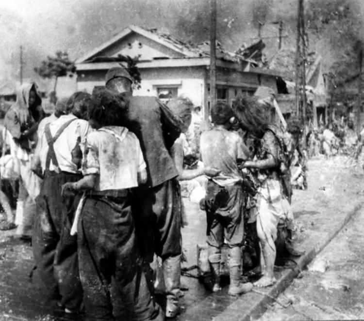 <p>Amerika Birleşik Devletleri Japonların hayat ve hareket tarzlarını araştırarak onların en çok dışarıda oldukları saati saptayarak saldırı saatini kararlaştırdı.</p>
<p> </p>