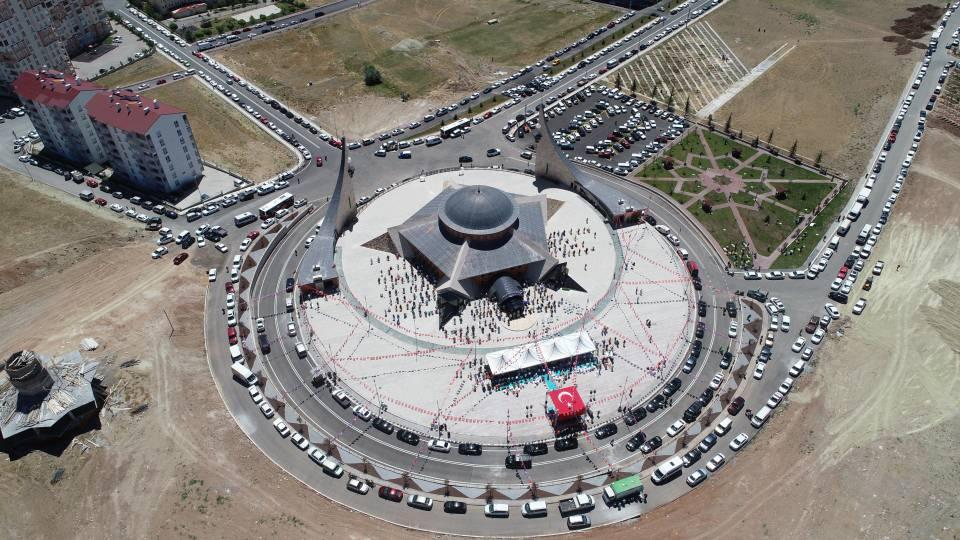 <p>Mimarisiyle dikkat çeken ve Türkiye’de ilk olma özelliği taşıyan Ay Yıldız cami bugün cuma namazı ile birlikte ibadete açıldı.<br />
 </p>
