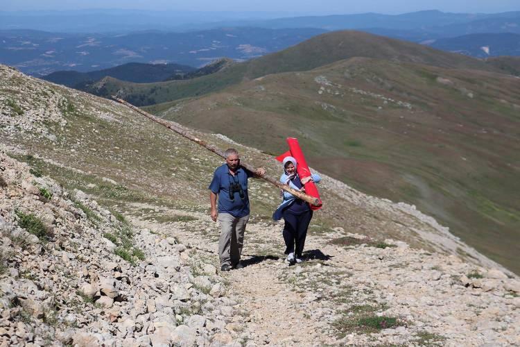 <p>Dağın 2 bin 587 metre ile en yüksek noktası olan Büyük Hacet Tepesi'ne Sarıcıoğlu tarafından 2000 yılında metal direk dikilerek Türk bayrağı asıldı.</p>

<p> </p>
