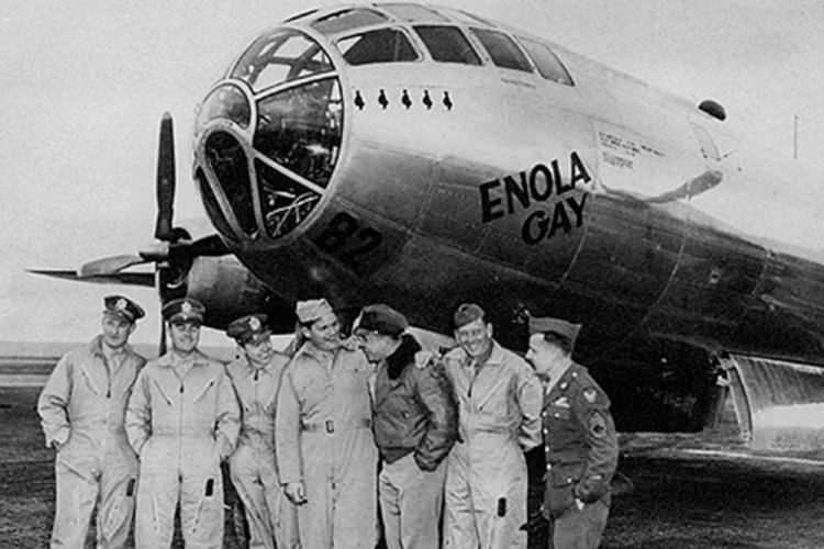 <p>Hiroşima felaketinin başlıca aktörlerinde bombardıman uçağı ‘Enola Gay' ve mürettebatı.</p>

<p> </p>
