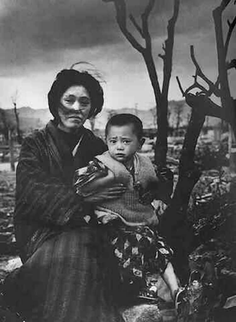 <p><strong>Bilim tarihinin en büyük kumarı</strong><br />
<br />
Saldırıdan sonra 1948’de, İngiliz fizikçi P. M. S. Blackett konuyla ilgili bir açıklama yaptı: ‘’Çözümlemelerimiz sonunda, bombanın 6 Ağustos’ta çok acele bir kararla atılmasının hiçbir askeri nedeni olmadığını görüyoruz. Ama politik bir nedenin varlığı açıkça görülebiliyor. Bu daha çok savaş sonrasındaki dünyada kuvvetler dengesini belirlemeye yönelik yapılmış bir saldırıdır. Atom bombasının atılması İkinci Dünya Savaşı’nın son askeri eylemi değil; Sovyetler ile şimdi gelişmekte olan Soğuk Savaş’ın ilk eylemi olmuştur’’</p>
<p> </p>