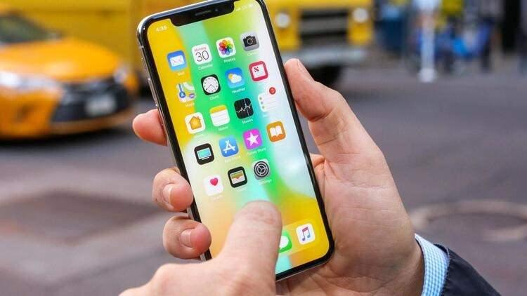 <p><strong>iPhone X</strong></p>

<p>Güncellemeyi alacak. Apple'ın fiziksel ana tuşu ekrandan kaldırdığı ilk modeli olma özelliğine sahip. iPhone X, artık Apple'ın mağazalarında satılmıyor; ancak alışveriş sitelerinde halen yüksek fiyatıyla dikkat çekiyor.</p>
