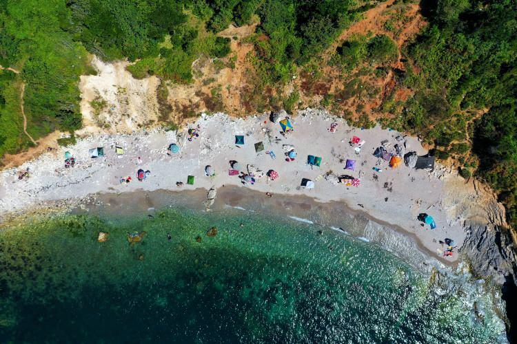 <p>Sardala'nın arkasındaki ormanın içinde bulunan "Cennet Havuzu"na ulaşmak içinse yaklaşık 1 kilometre yürümek gerekiyor. Zorlu bir parkurun ardından ulaşılan içi deniz suyuyla dolu bu mağara benzersiz doğasıyla görsel ziyafet sunuyor. </p>

<p> </p>
