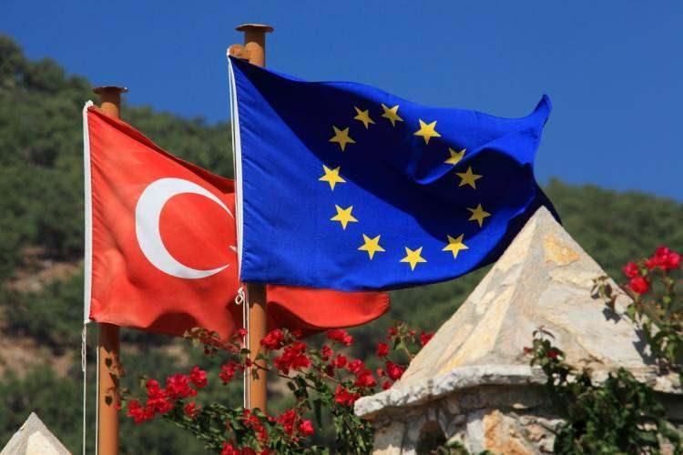 <p>TÜRKİYE'YE SEYAHAT KISITLAMASI DEVAM EDECEK</p>
<p>Türkiye, ABD, Rusya, Brezilya, Hindistan, Sırbistan ve Karadağ gibi ülkelere AB ülkelerinin seyahat kısıtlamaları devam edecek.</p>