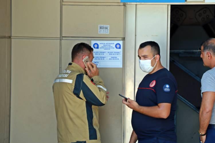 <p>"KURTARIN DİYE SESLER GELDİ"</p>
<p>Polise ihbarda bulunan Seyit Ekşi, asansör boşluğunda, ‘kurtarın’ şeklinde yardım sesleri duyduğunu belirterek, “Sesleri duyunca hemen durumu ihbar ettim. Asansör kabininde herhangi bir kırılma yoktu. O kişinin asansör boşluğuna nasıl düştüğünü bilmiyorum” dedi.</p>