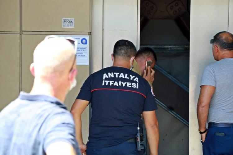 <p>ASANSÖRÜN 2'NCİ KATINDA AYAKKABILARI BULUNDU</p>
<p>Bölgede inceleme yapan polis ekipleri asansörün 2'nci katında şahsın ayakkabılarını buldu. </p>