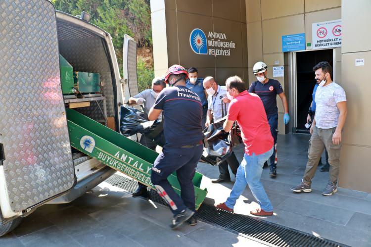<p>Asansörün olduğu bölgeye gelen ve inceleme yapan polis ekipleri, asansör boşluğunda bir erkek cesedi olduğunu fark etti. Üzerinden kimlik çıkmayan cesedin kimliği tespit edilemedi. 20'li yaşlarda olduğu değerlendiren ceset, incelemelerin ardından kesin ölüm nedeni için adli tıp morguna götürüldü.</p>