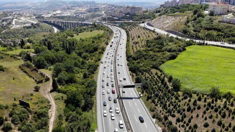 <p>İstanbul yönüne dönüşe geçen tatilcilerin de Kocaeli TEM Otoyolu'nda oluşturduğu yoğunluk havadan görüntülendi.</p>
<p> </p>