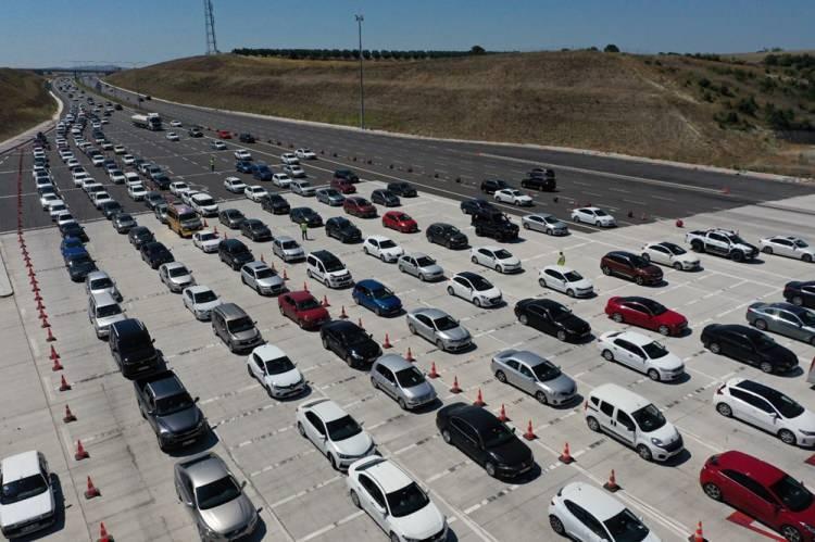<p>TEM Otoyolu İzmit kesiminde trafik zaman zaman durma noktasına geldi.</p>
<p> </p>