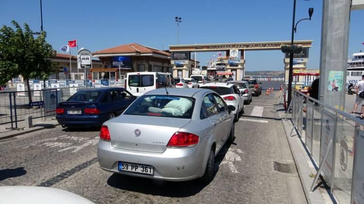 <p>Özellikle İstanbul yönünde trafik oluşturan tatilciler Çanakkale Feribot iskelesinde de 2 kilometreye ulaşan kuyruklar oluşturdu. İstanbul-Bursa-İzmir ve Bursa-Ankara otoyollarında da yoğunluk var.</p>

<p> </p>

<p> </p>
