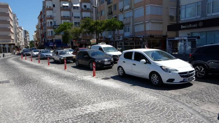 <p>Çanakkale merkezinde tatilcilerin araçları, Kayserili Ahmetpaşa Caddesi ile Balıkesir Caddesi üzerinde çift sıra olarak depolanırken, iskele ve kavşaklarda feribot kuyruğu ile şehir içi trafiğini polisler yönlendiriyor.</p>
<p> </p>