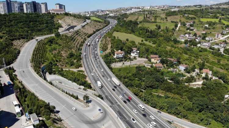 <p>İstanbul ile İzmir arasında 8,5 saati bulan seyahat süresini 3,5 saate düşüren otoyolda trafik yavaş ilerliyor. Trafik yoğunluğu Karacabey ilçesi girişinden itibaren İstanbul istikametinde artıyor.</p>

<p> </p>

