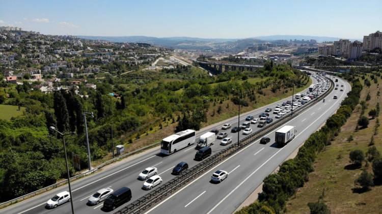 <p>Bursa-Ankara kara yolunda ise her iki yönde yoğunluk dikkati çekiyor. İnegöl ilçesi Avarlar Kavşağı mevkisinde trafik zaman zaman durma noktasına geliyor.</p>
<p> </p>
