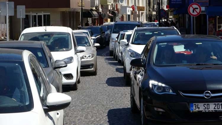 <p>Oluşan yoğunluk nedeniyle feribot sırasında dönüş kuyruğu 2 kilometreyi aştı.</p>

<p> </p>
