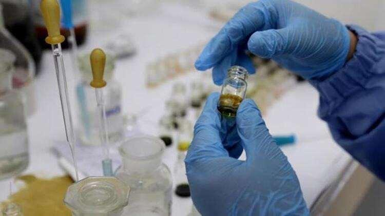 <p>Primatlar üzerindeki denemelerde olumlu sonuçlar alındı <br />
Aşı adayının, klinik öncesi değerlendirme safhasında primatlar üzerinde yapılan testlerde, deney hayvanlarında Kovid-19'u etkisiz kılan antikorları üretmede ve solunum yolu enfeksiyonunu engellemede başarılı olduğu kaydedildi.</p>